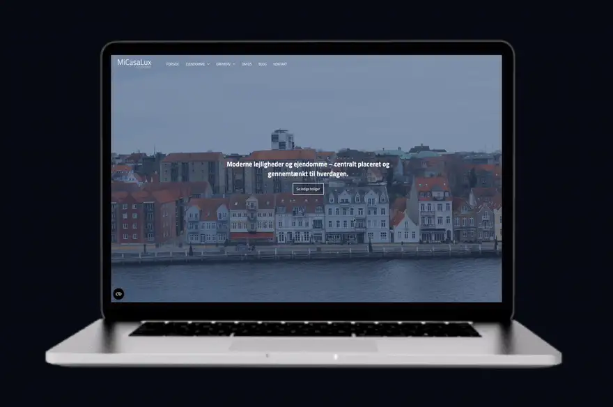Bærbar computer, hvor en hjemmeside scroller nedad